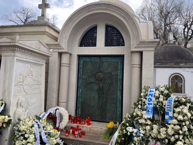 La Bellu, flori și lumânări la cavoul lui Mircea Lucescu