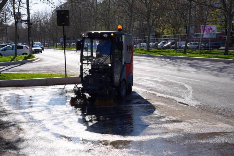 Sectorul 3 spală lunar parcările de reședință, într-un sistem unic în București