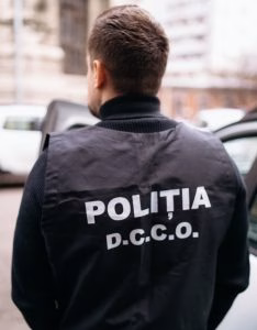 DIICOT a reținut 11 persoane pentru trafic de droguri către elevi - Utile