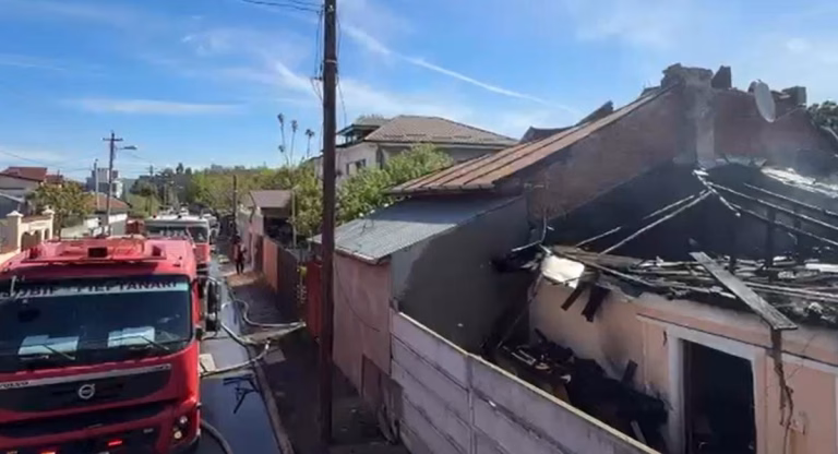 Incendiu în Sectorul 5 la două case pe strada Erou Toma Constantin