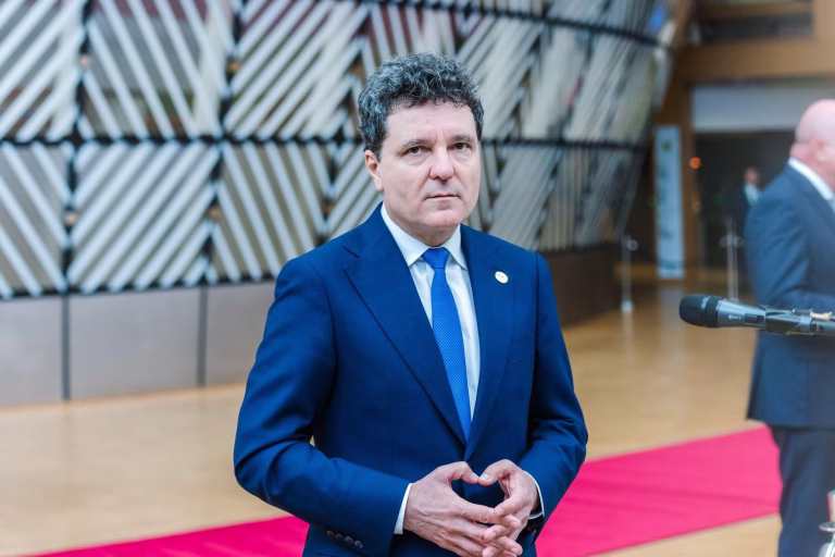 Nicușor Dan declară din Cipru că nu a primit oficial demisiile miniștrilor PSD