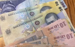 Pensionarii cu venituri sub 3.000 lei primesc ajutoare în aprilie și decembrie