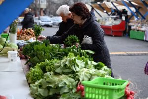 Piață volantă în fața Teatrului Excelsior Masca din Sectorul 1 - Utile