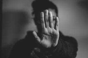 Șase pericole online majore pentru adolescenți în 2026