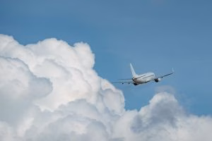 Airbus inspectează 16 avioane A380 după fisuri la aripi - Utile
