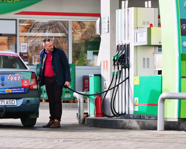 Carburanții ar putea scădea sub 9 lei în două săptămâni