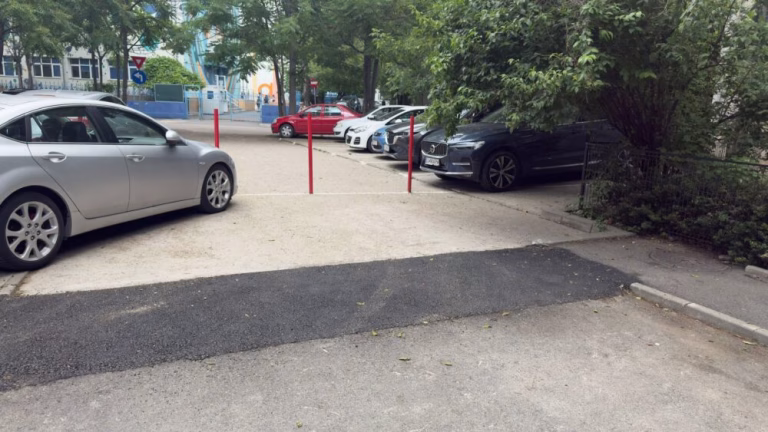Locuitorii Tineretului critică lucrările de parcare pe trotuare