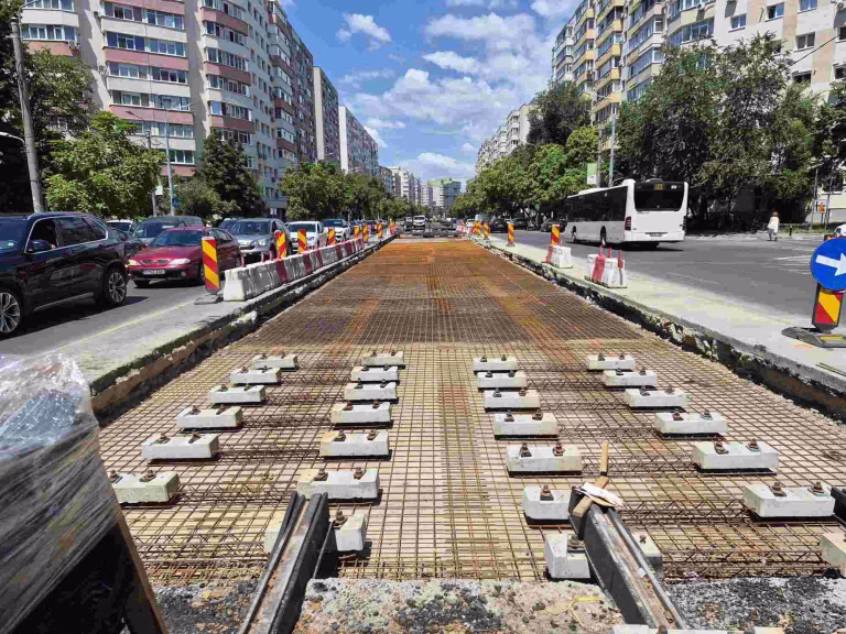 Lucrătorii montează șina pe ultimii 50 metri din Bulevardul Chișinău