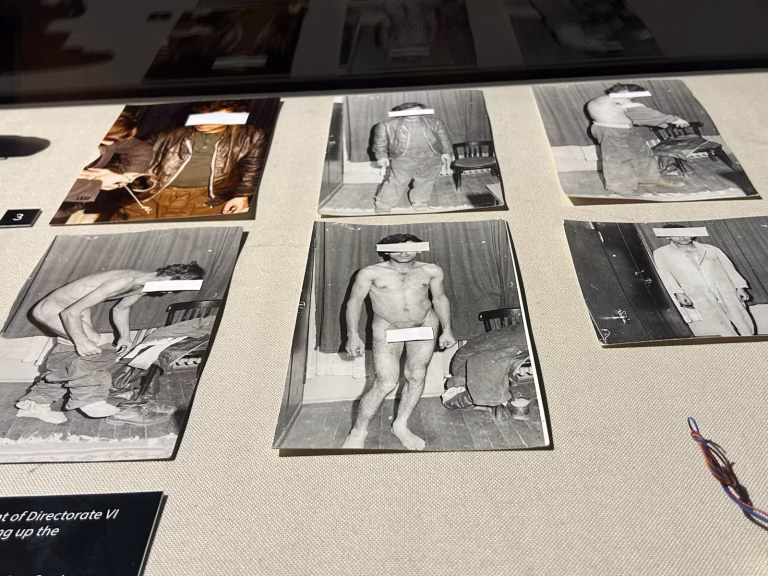 MNIR expune arhiva video a Securității în expoziția A.REST 1989