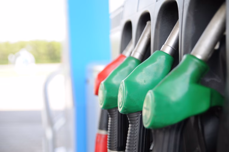 Petrom și alte lanțuri au majorat prețurile la carburanți în București