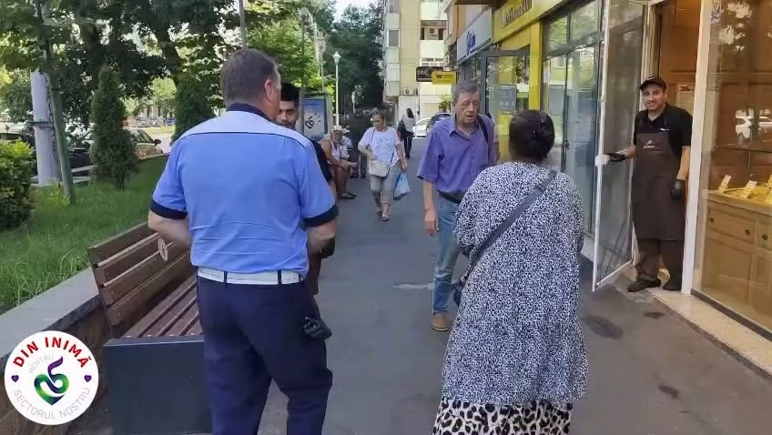 Poliția Locală Sector 5 distribuie apă potabilă în mijloacele de transport - Utile