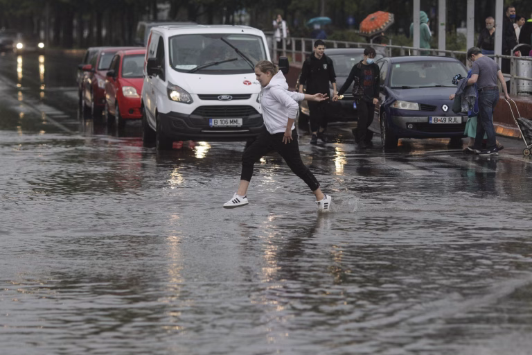 ANM a emis cod galben de caniculă, apoi răcire de marți