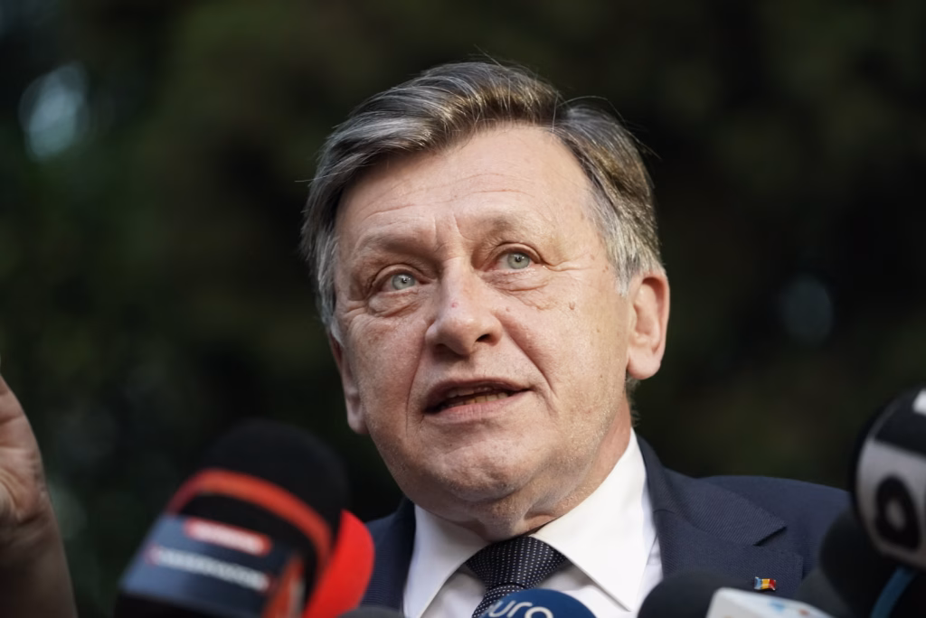 Antonescu cere demisia lui Nicușor Dan în criza guvernamentală - Opinii