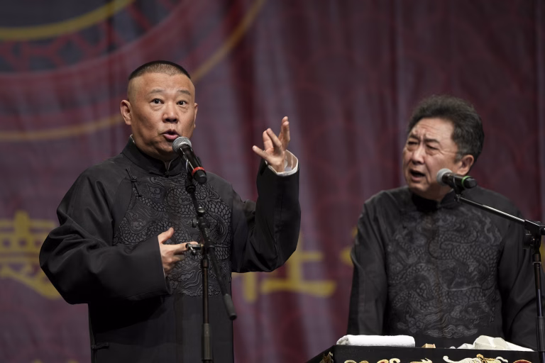 China anchetează un comediant pentru glumă despre imnul comunist
