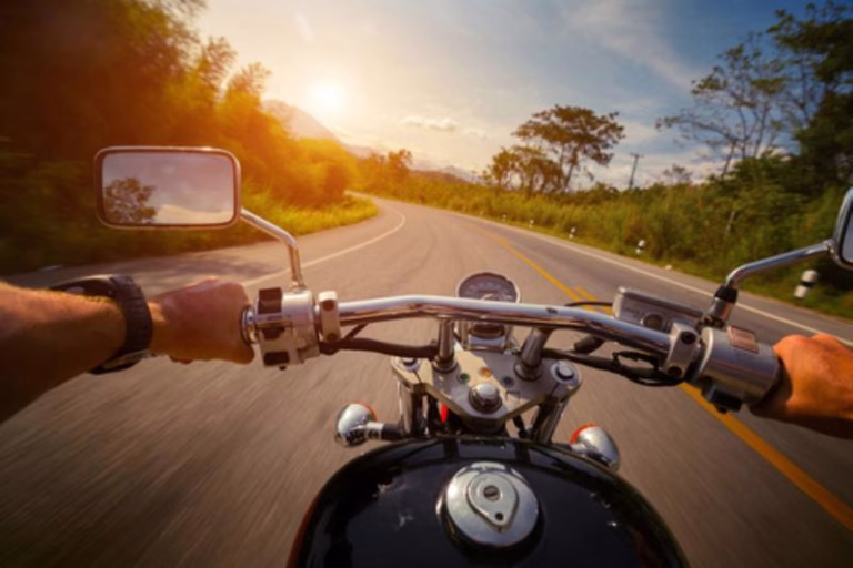 Doi motocicliști răniți în coliziune pe Transalpina, la baraj Oașa