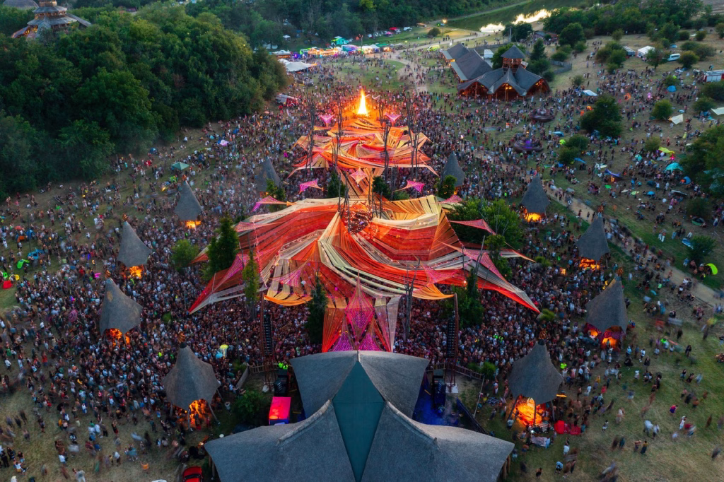 Festivalul Ozora din Ungaria a suspendat concertele după două decese - Opinii