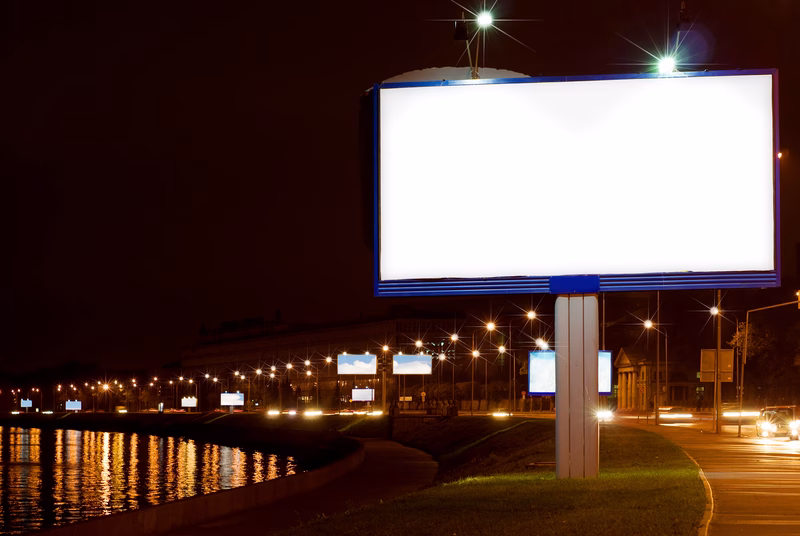 Firme de outdoor opresc iluminatul panourilor seara în București - Opinii