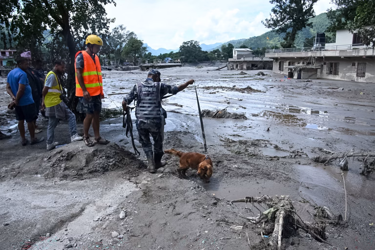Nepal refuză ajutor extern după viituri, sute de dispăruți