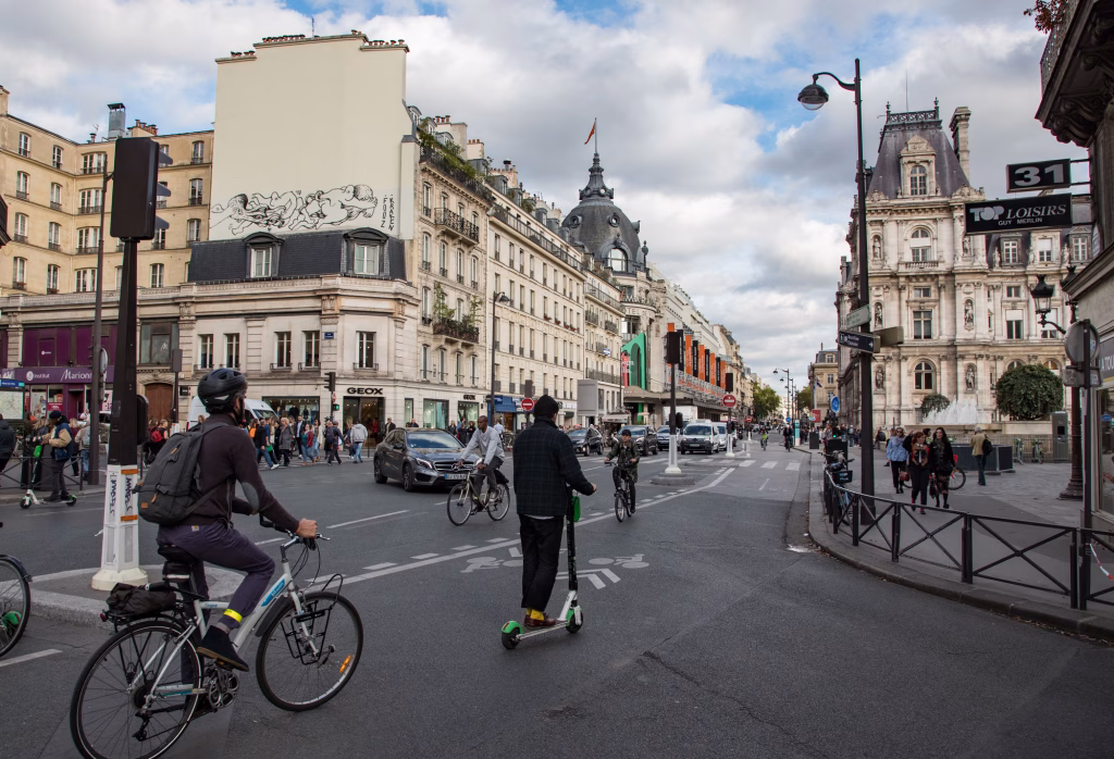 Poliția din Paris a impus cască obligatorie pentru trotinete - Opinii