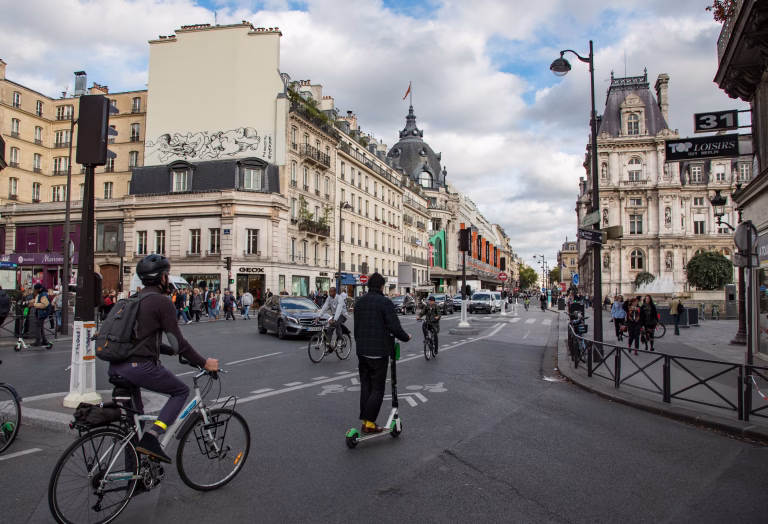Poliția din Paris a impus cască obligatorie pentru trotinete