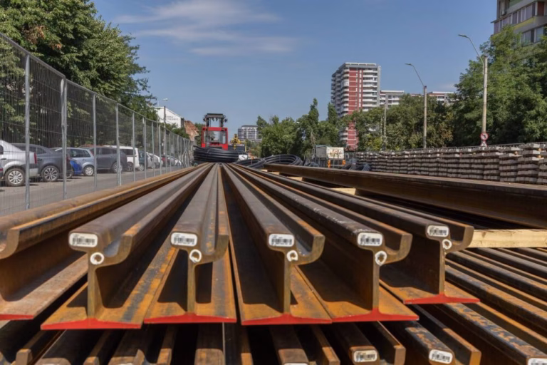 Se montează șina de tramvai sub Podul Constanța