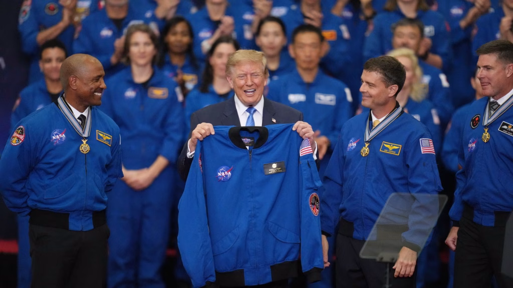 Trump anunță crearea Academiei Spațiale a SUA - Opinii