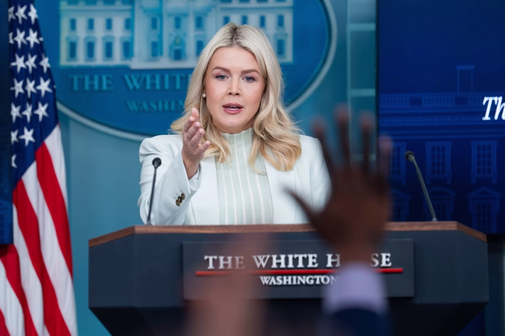Trump anunță plecarea secretarei de presă Karoline Leavitt din august - Opinii