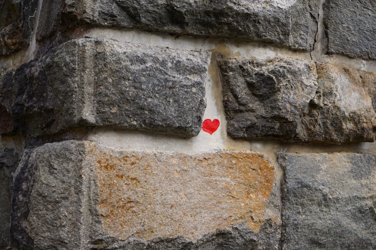 Un turist a desenat graffiti pe o stâncă de pe Transfăgărășan