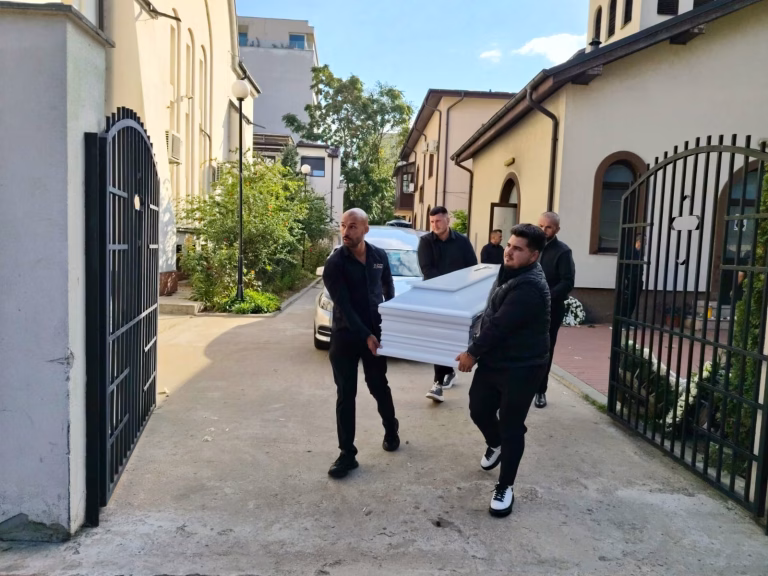 Mădălina Apostol, înmormântată astăzi în București. Sicriul alb, scos din biserică
