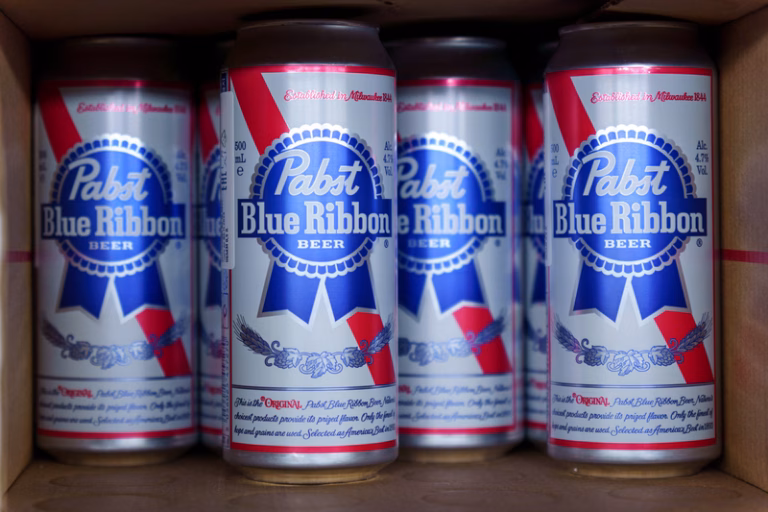 Compania Pabst caută camionul furat cu bere Blue Ribbon