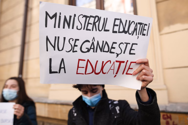 Elevii protestează luni împotriva uniformelor obligatorii
