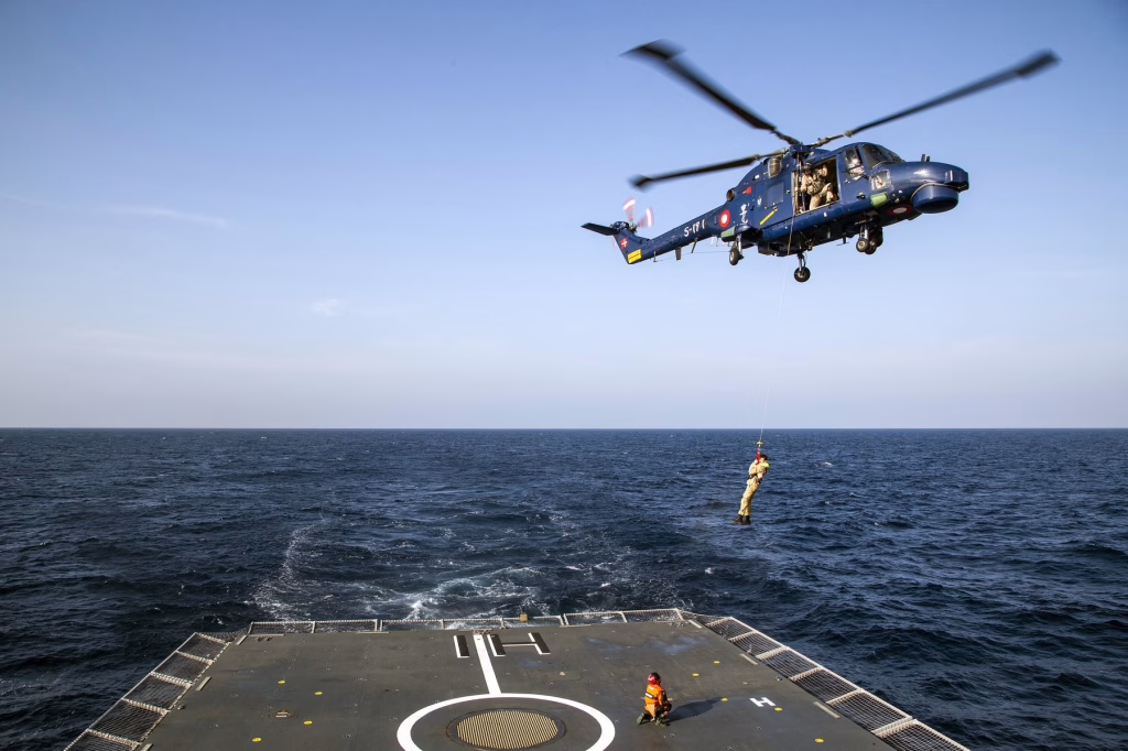 Fregată rusă a tras rachete de semnalizare spre elicopter danez - Opinii