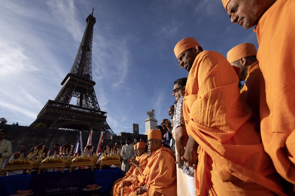 Grevă la Turnul Eiffel după plângeri de discriminare de gen - Opinii