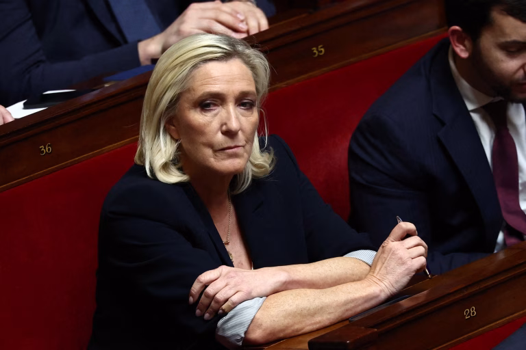 Le Pen propune interzicerea hijabului prin referendum în Franța