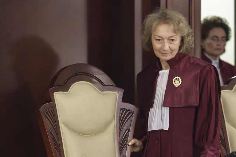 Patru judecători CCR pregătesc demiterea Siminei Tănăsescu