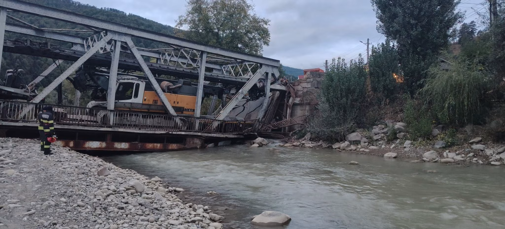 Pod de fier avariat de un TIR pe Valea Trotușului, Bacău - Opinii