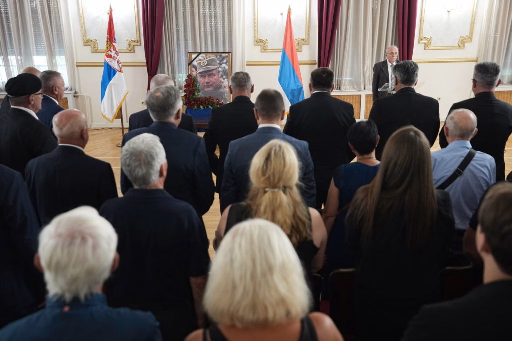 Sute de persoane la comemorarea lui Ratko Mladic la Belgrad - Opinii