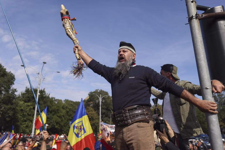 Violențe în Piața Victoriei: jandarmii au folosit gaz lacrimogen