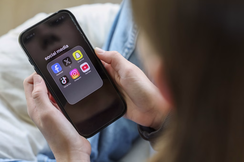 YouTube, Spotify, Meta și TikTok permit personalizarea algoritmilor - Opinii