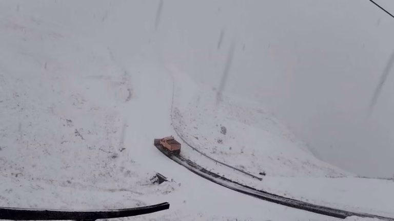 CNAIR a închis Transfăgărășanul din cauza ninsorii