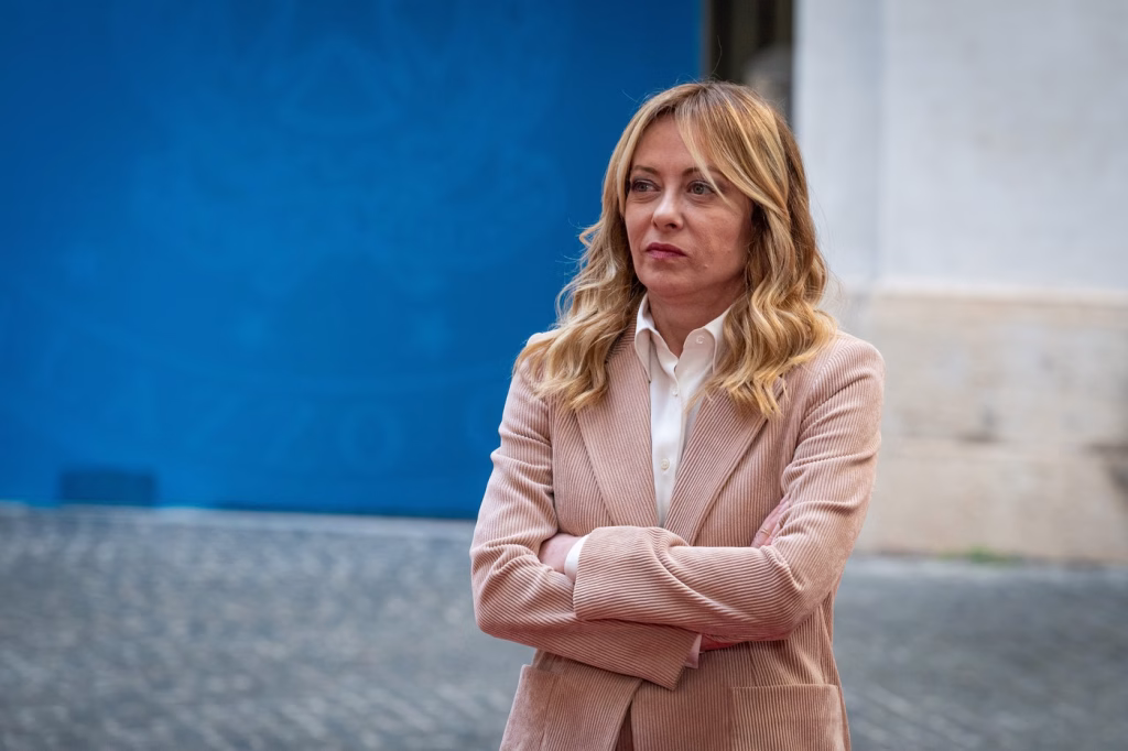 Italia interzice acoperirea feței în școli printr-un decret - Opinii
