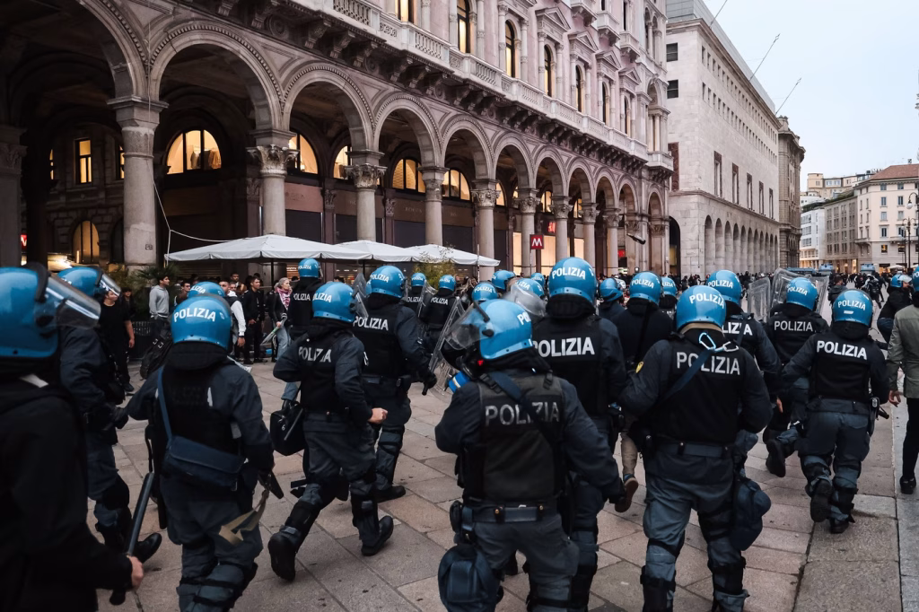 Italia trimite 500 de soldați la Milano după jafuri - Opinii