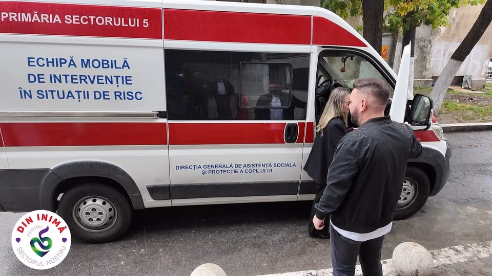 Primăria Sector 5 a igienizat locuința a doi vârstnici - Utile