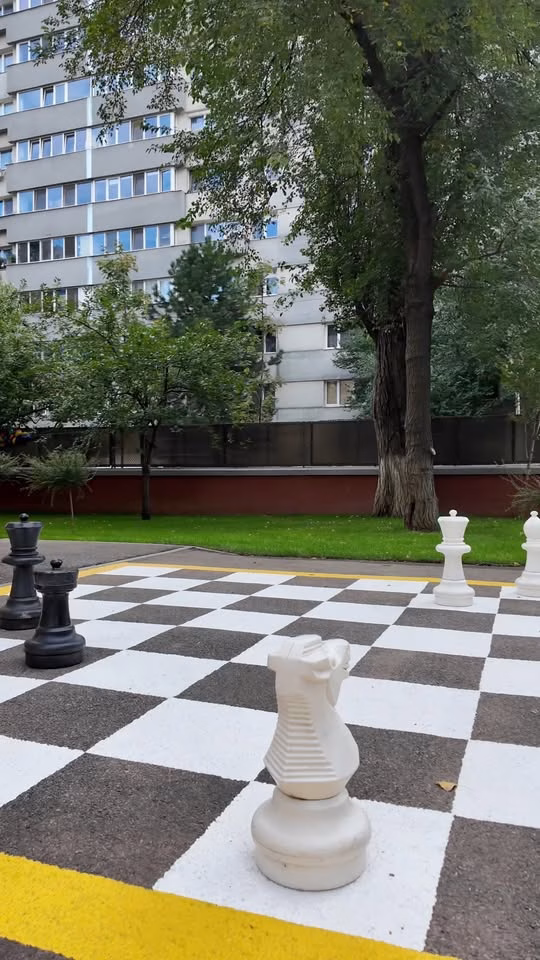 Primăria Sectorului 1 a reamenajat curtea Școlii Speciale Nr. 7 - Utile