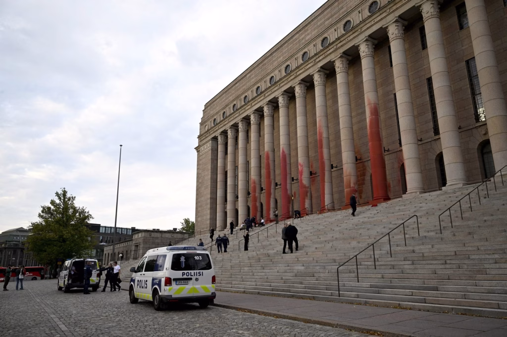 Spargeri misterioase în casele unor deputați finlandezi - Opinii
