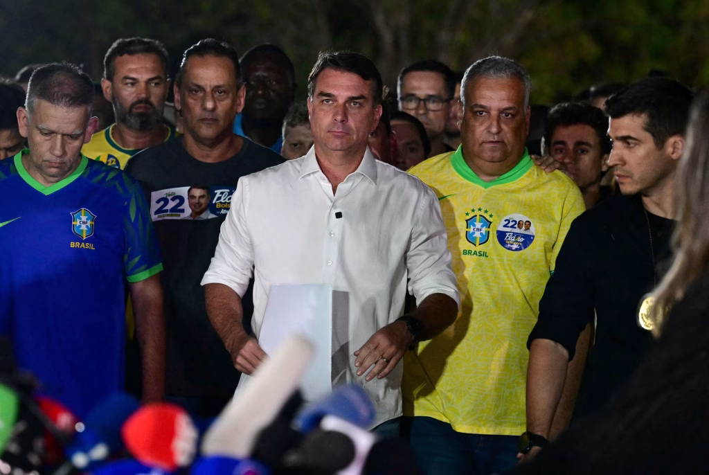 SUA va acorda viză lui Flavio Bolsonaro după fuga din Brazilia - Opinii
