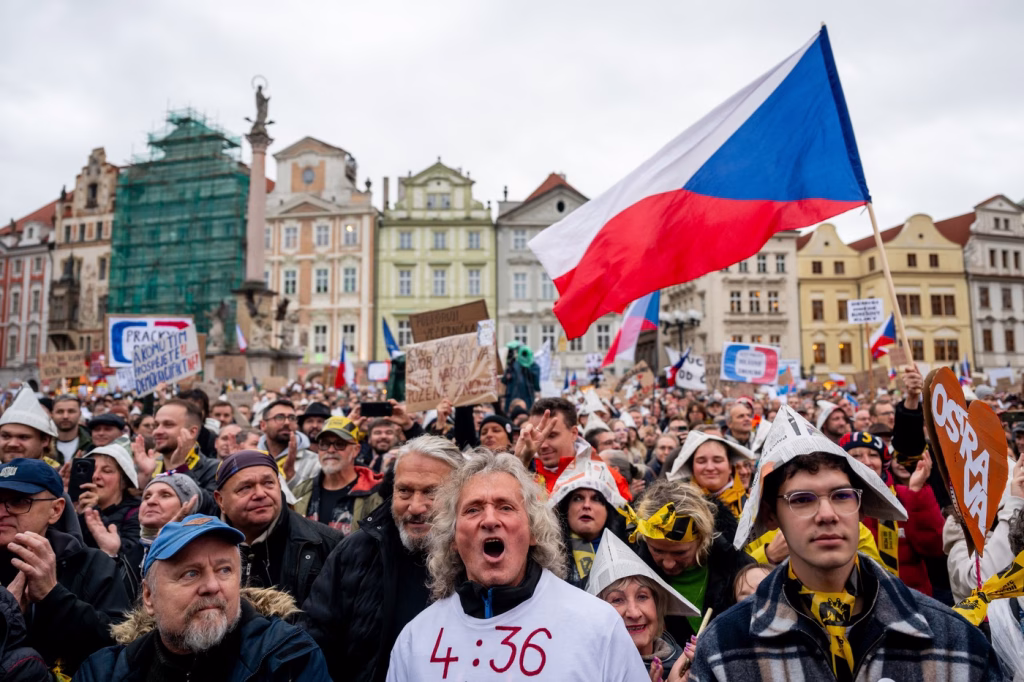 Zeci de mii de cehi au protestat la Praga față de o reformă media - Opinii